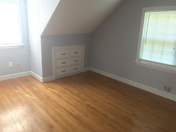 5th image of 33 Crestwood Cir