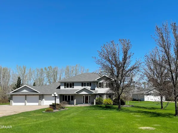 2550 73rd Ave S, Grand Forks, ND 58201