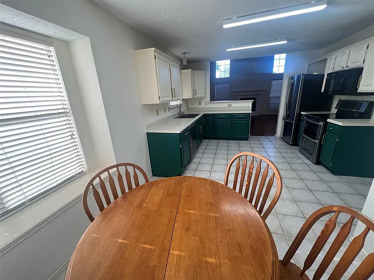 825 Ashford Dr — Photo 6
