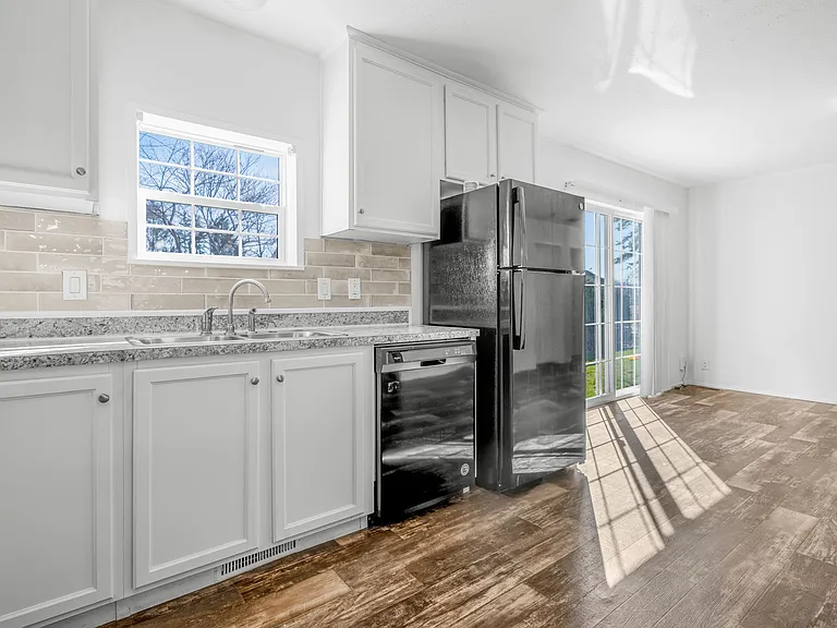204 E 11th St #1 — Photo 29