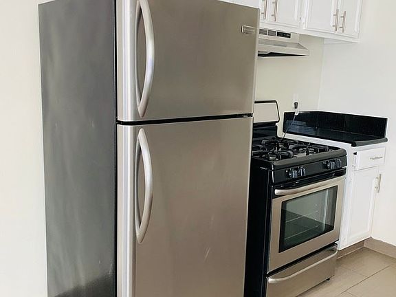 4th image of 625 N Sycamore Ave APT 114
