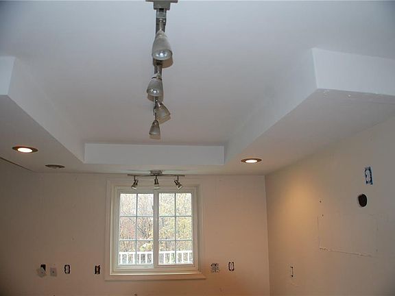 2nd image of 5701 Lovers Ln