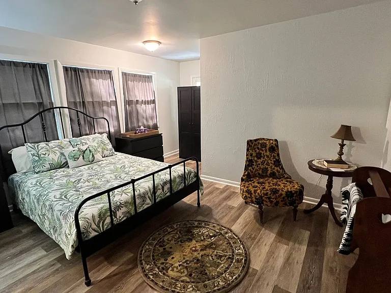 523 W Oak St — Photo 44