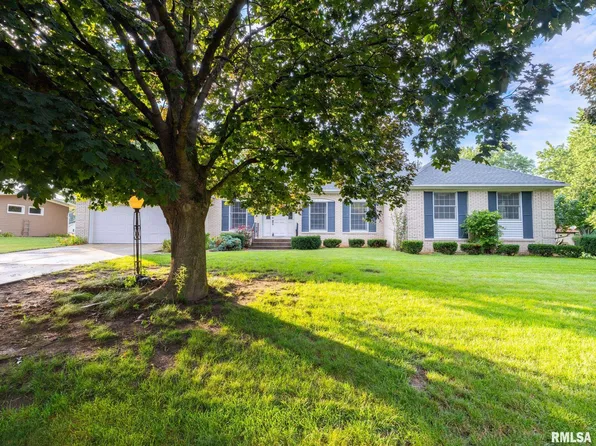 15 Olympia Fields Dr, Pekin, IL 61554