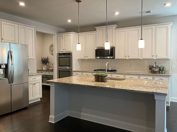 5th image of 40 Lakewood Ct