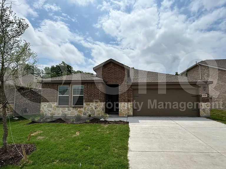3920 Glastonbury Rd — Photo 2