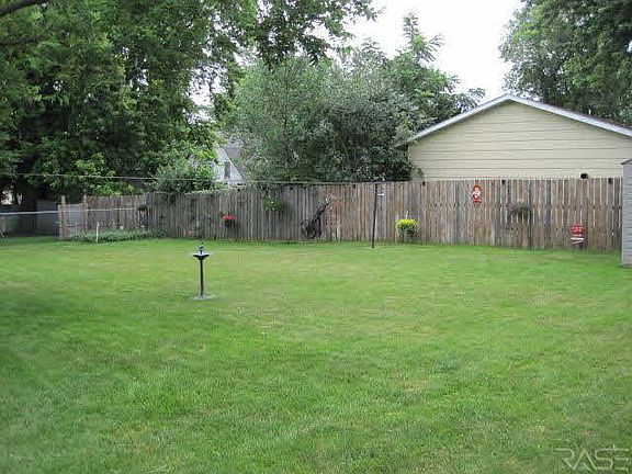 3rd image of 109 W Elm St