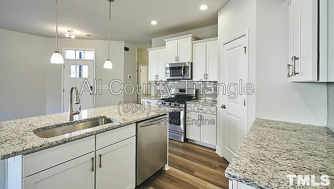 3 bed, 2.5 bath, 1774 sqft, $1,995 — Photo 2