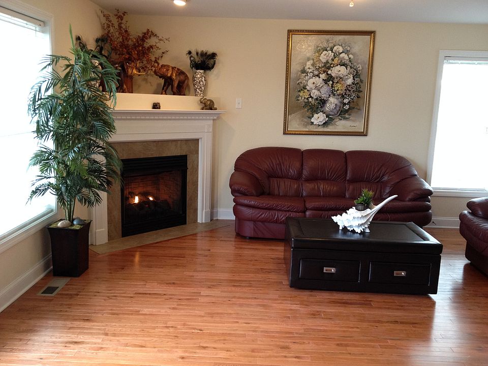 Family room w/Fireplace