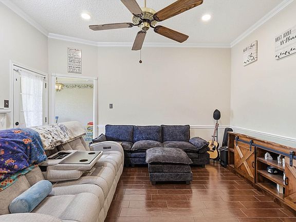 4th image of 324 Bowie St