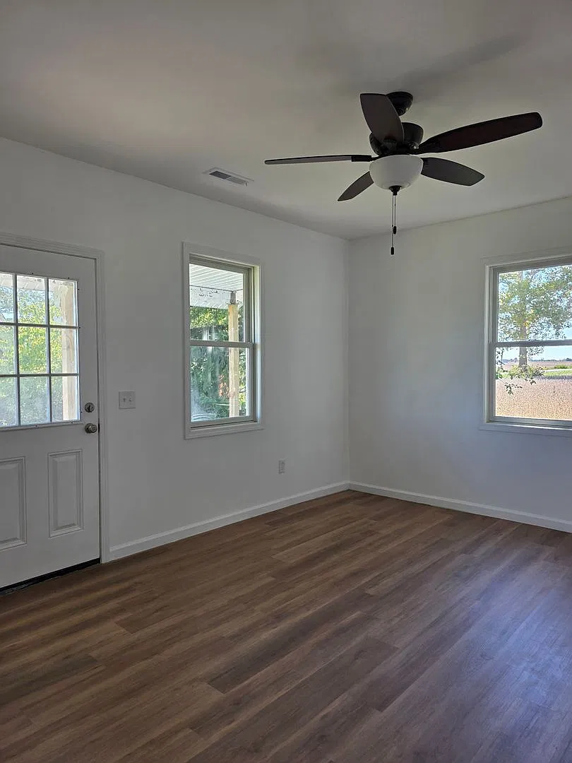 Large, Spacious totally rehabbed home on a large private lot in Eastwood district — Photo 2