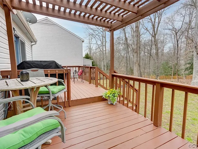 2747 Linden Ln — Photo 4