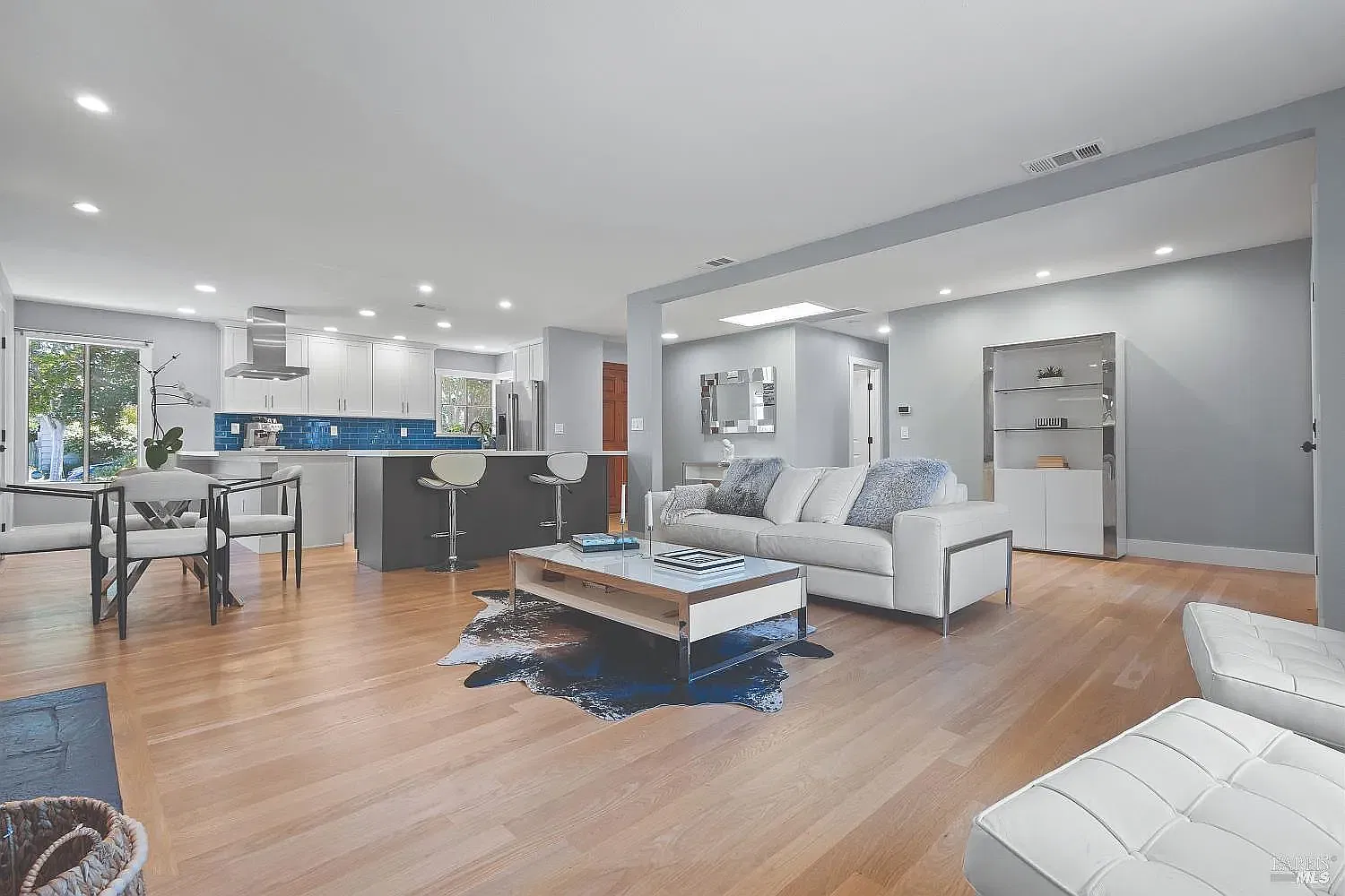 3 bed, 2160 sqft, $4,200 — Photo 2