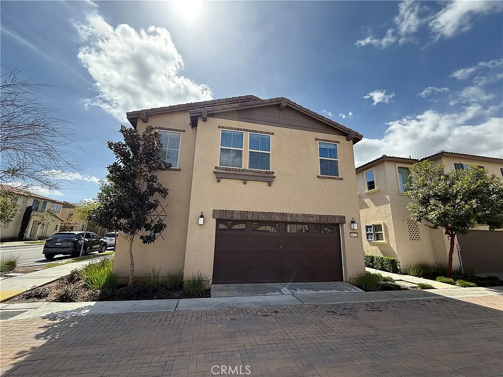 3 bed, 2.5 bath, 1606 sqft, $3,000 — Photo 1