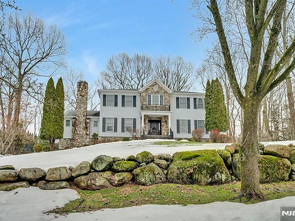 2nd image of 35 Malcolm Pl