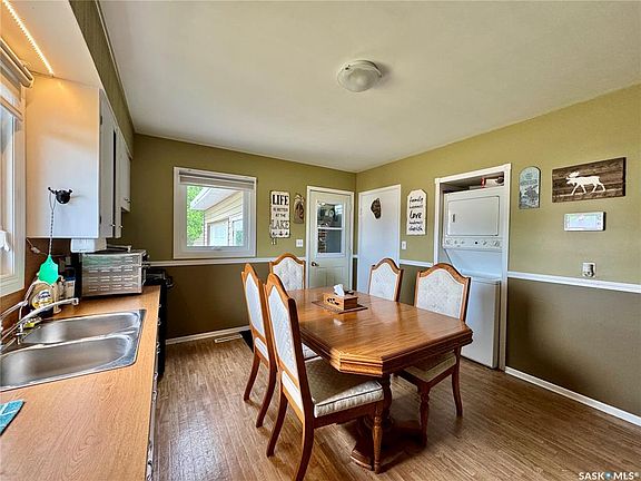 3rd image of 321 Vincent AVENUE W