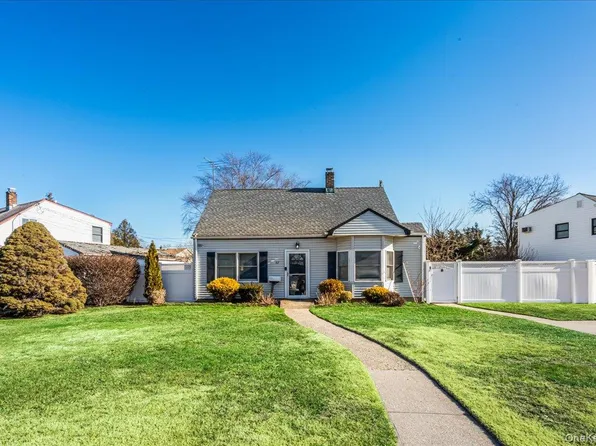 57 Pond Ln, Levittown, NY 11756