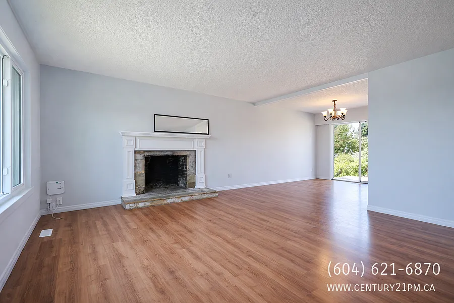 3 bed, 1.0 bath, 1118 sqft, $2,300 — Photo 2