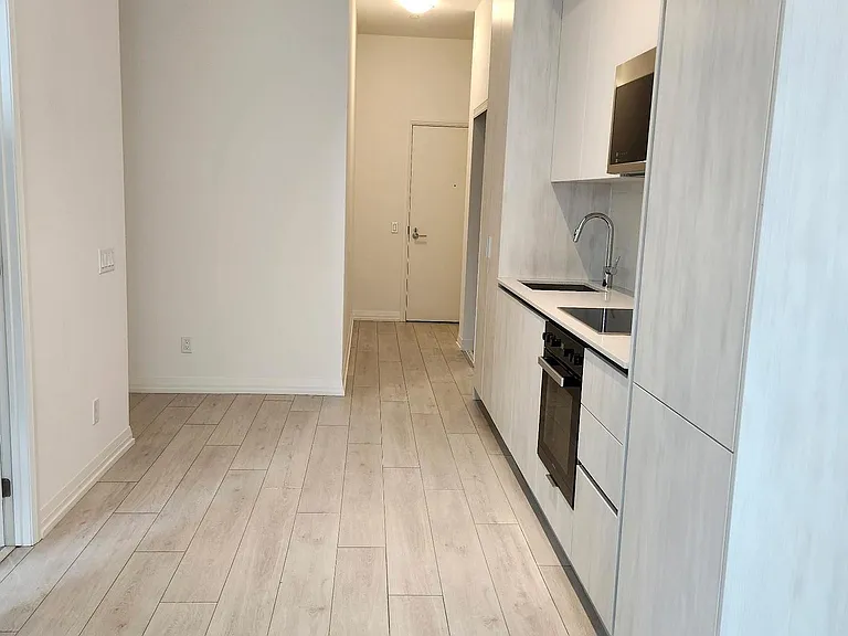 400 King St W #1212 — Photo 8