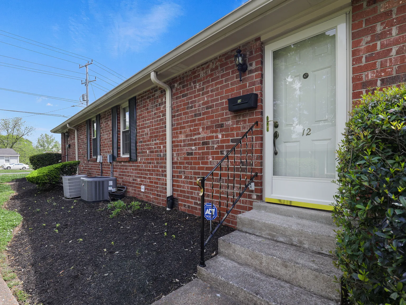 523 Harding Pl — Photo 1