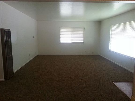 477 Hampton Livingroom