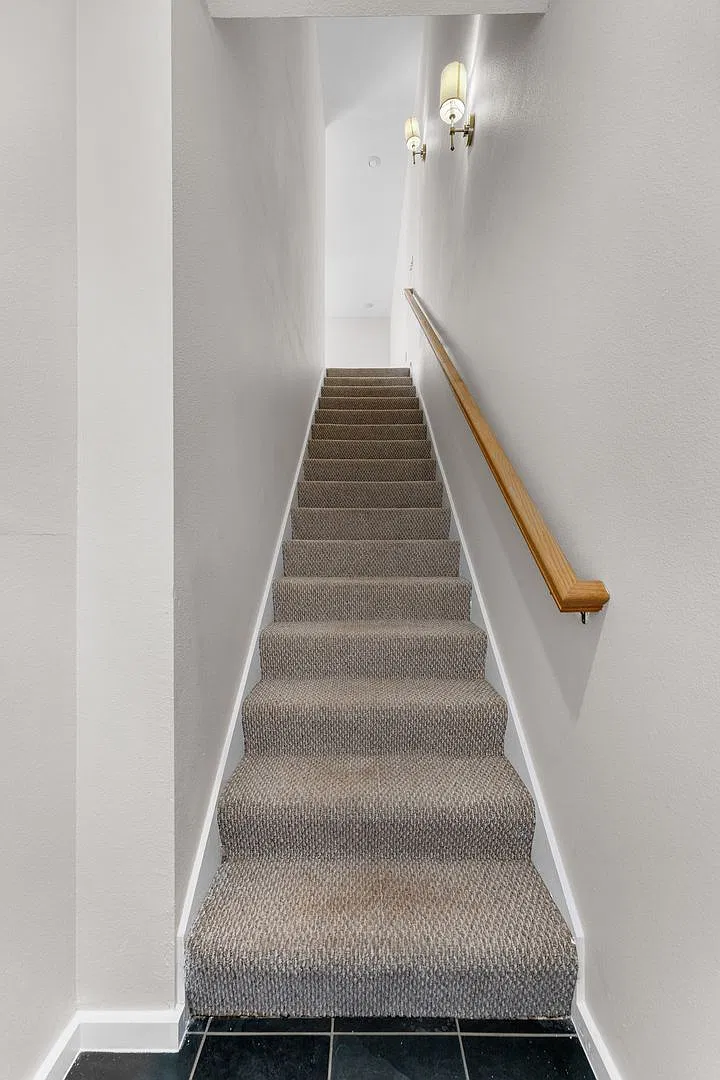 40 E Maple Street #2 Fayetteville, Ar- 1 Bedroom / 1 Bathroom Apartment - Ask About Our Cashless ... — Photo 2
