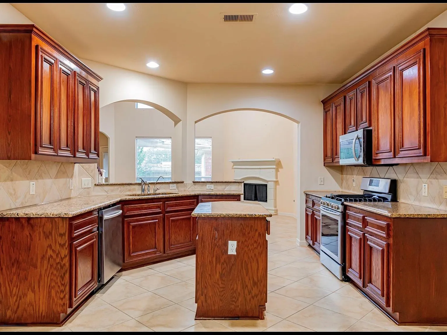 4 bed, 2.5 bath, 2685 sqft, $2,700 — Photo 4