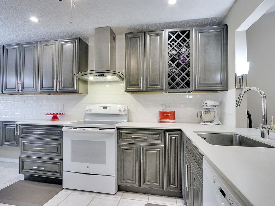 1st image of 10082 Shadywood Pl