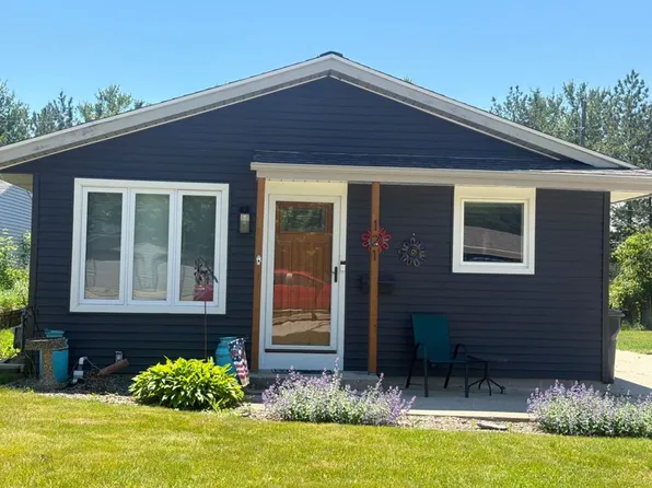 121 Shelly Dr, Sheboygan Falls, WI 53085