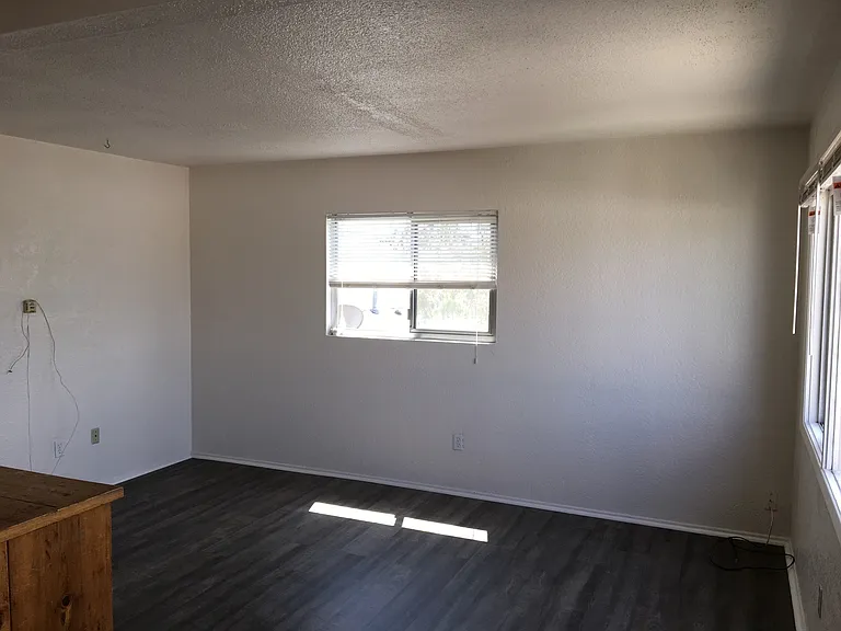 4419-4421 Winona Ave — Photo 2