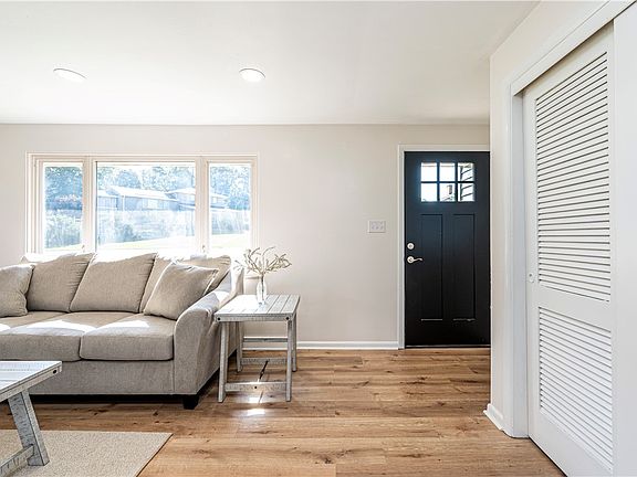 4th image of 1110 Skyline Dr