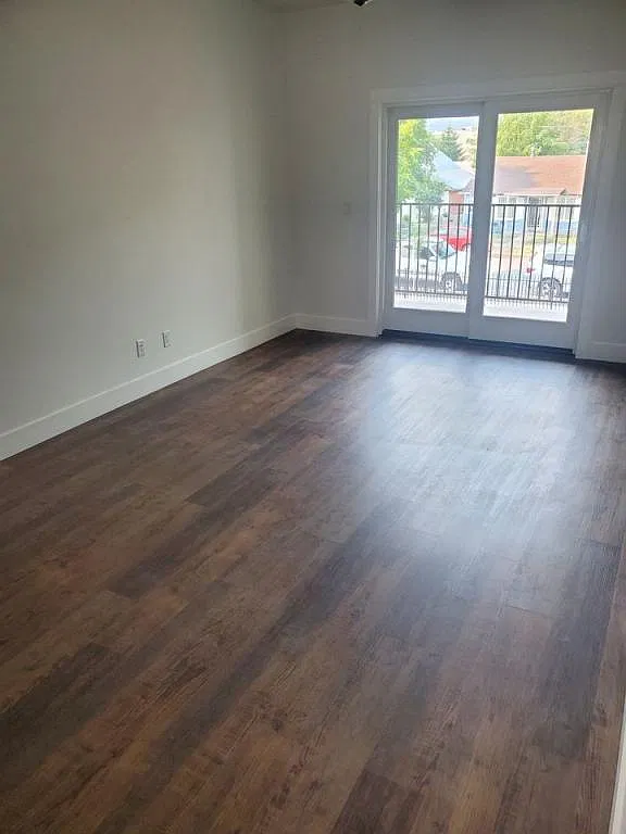 228 SW J St — Photo 4