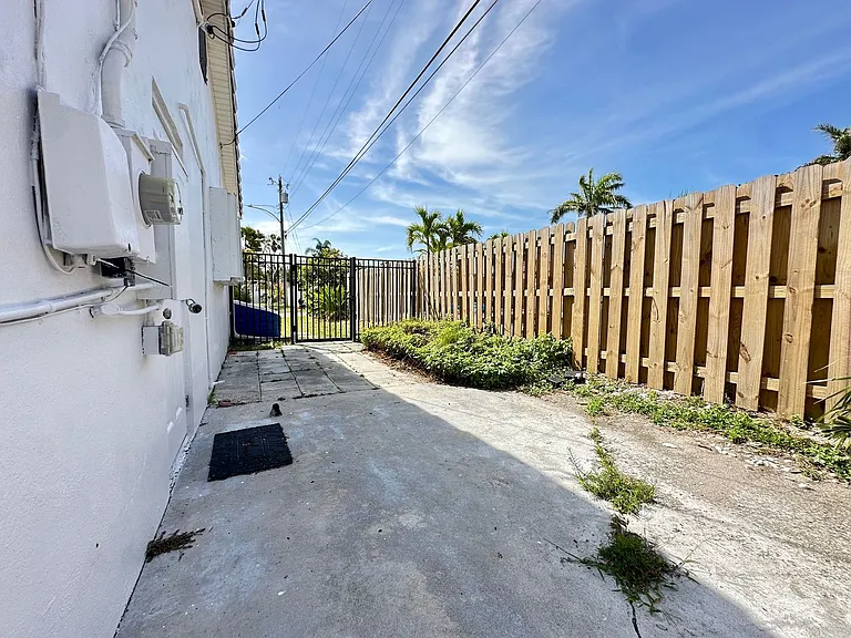 10 158th Ave — Photo 22