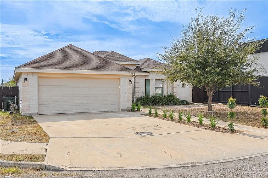 3 bed, 2.5 bath, 1906 sqft, $2,200 — Photo 3