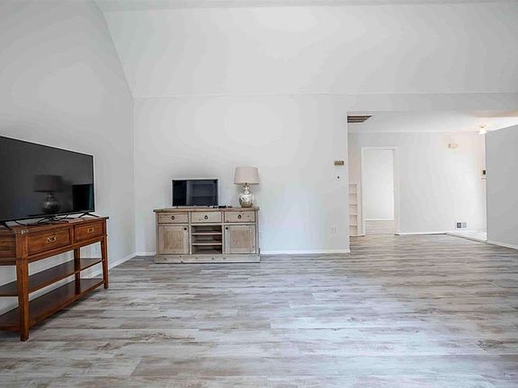 4th image of 95 Southgate Cir