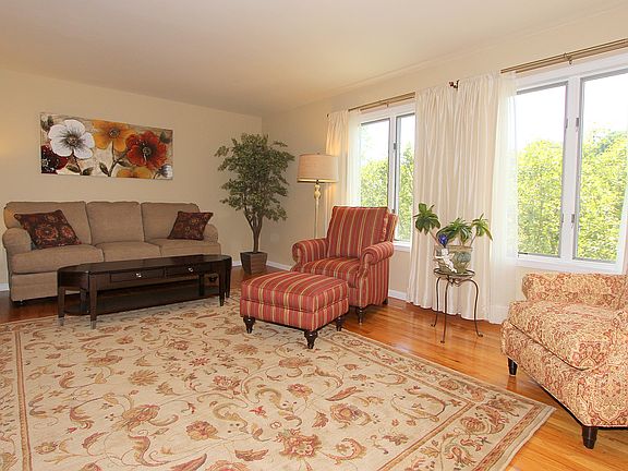 3rd image of 3100 Dahlia Ct