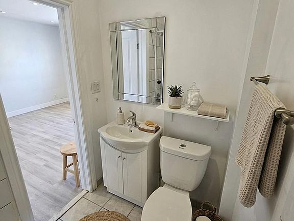 4th image of 1566 Avenue Rd #203