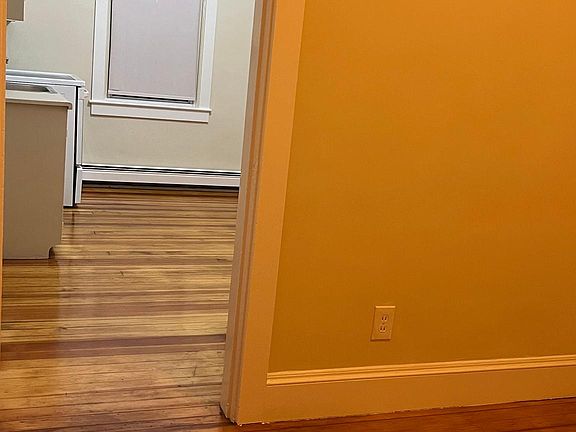 4th image of 1603 Lonsdale Ave #1R