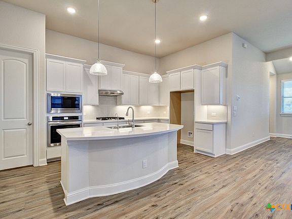 4th image of 732 Navarro St