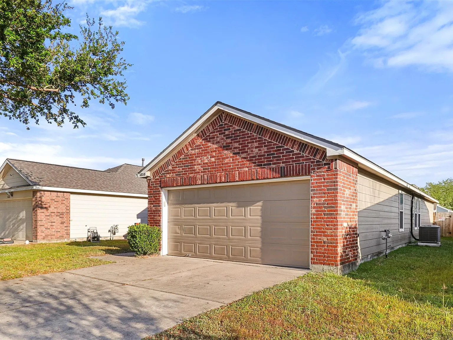 4 bed, 2.0 bath, 1764 sqft, $2,100 — Photo 3