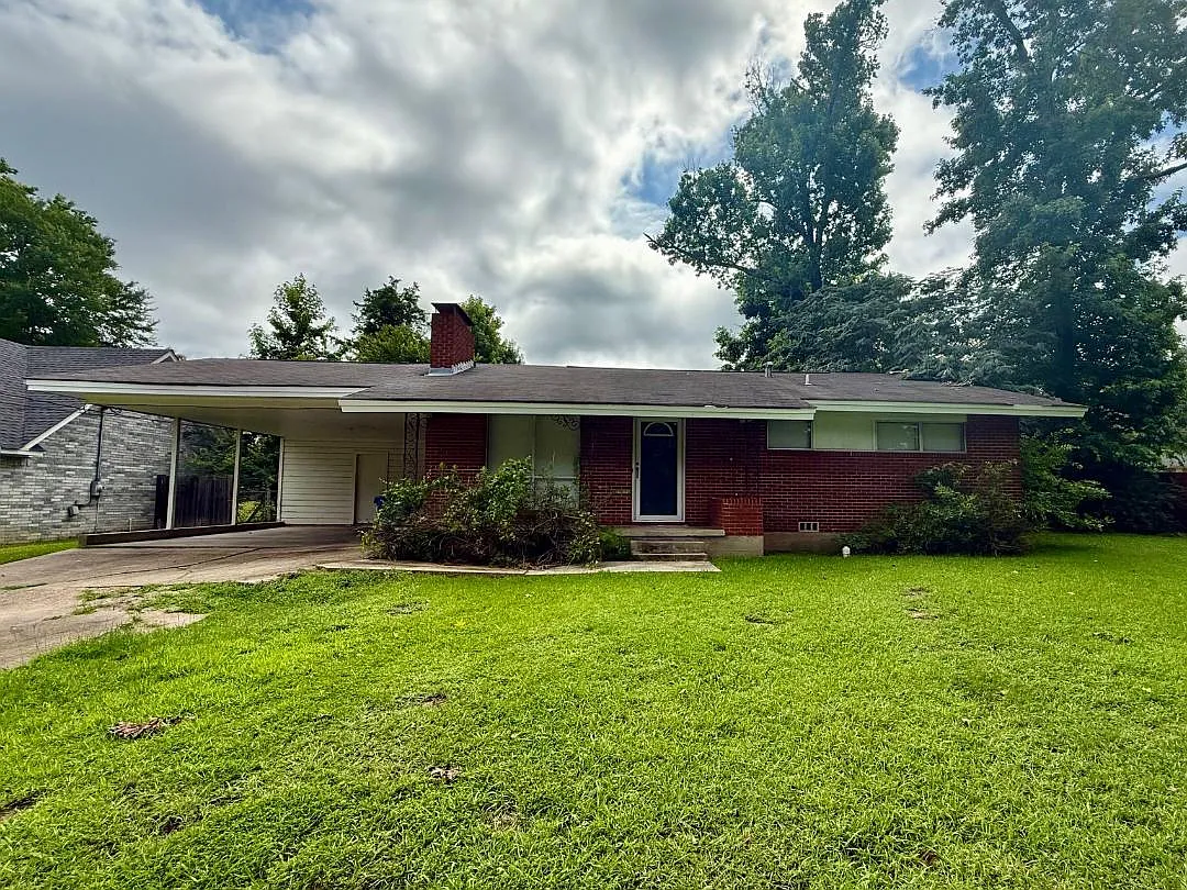 3 bed, 1.5 bath, 1182 sqft, $1,550 — Photo 1