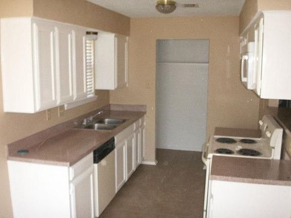 3rd image of 4616 Mandalay Dr