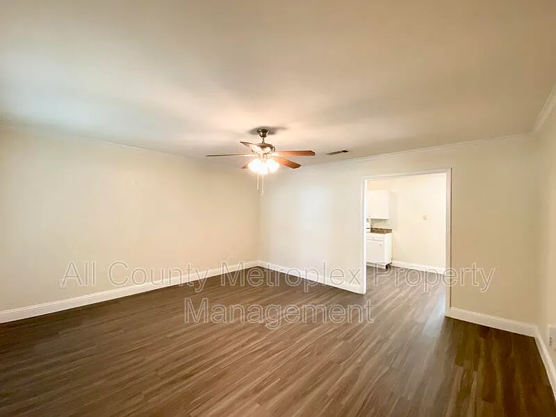 2 bed, 1.0 bath, 1000 sqft, $1,400 — Photo 2