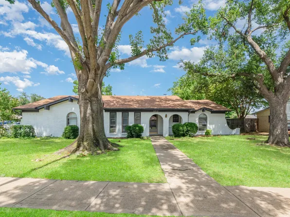 5712 Carolyn Dr, North Richland Hills, TX 76180