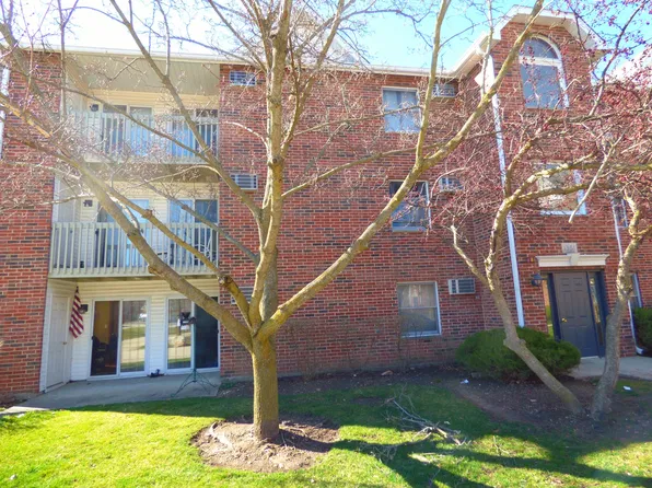 1351 Cunat Ct APT 2-C, Lake In The Hills, IL 60156