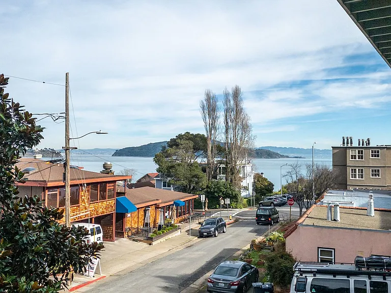 1br/1ba Charmer! Bay Views And Parking! Laundry On-Site! Balcony! Progressive — Photo 4