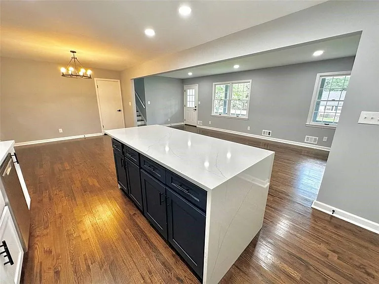 210 Suburban Dr NE — Photo 13
