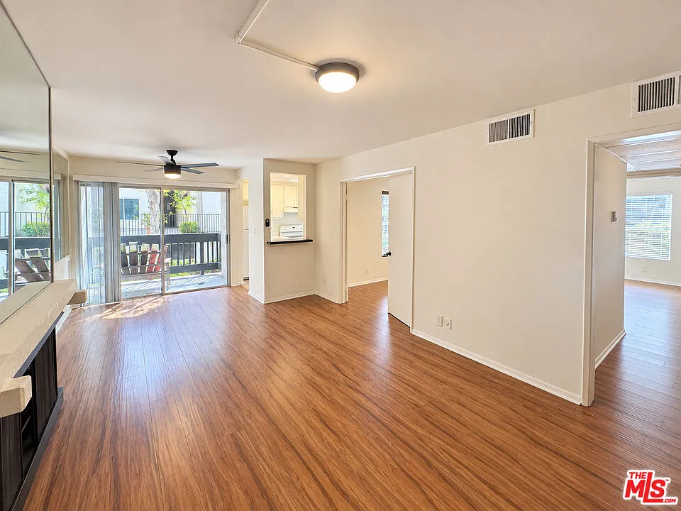 2 bed, 1.5 bath, 870 sqft, $3,000 — Photo 3
