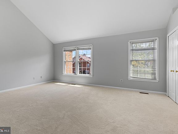 4th image of 5142 Woodford Dr