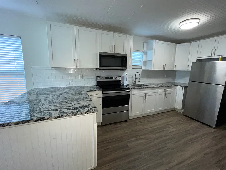 1536 W La Salle St — Photo 5